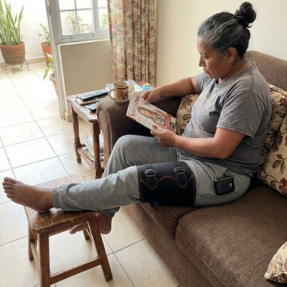 Mujer usando la banda Nivora en su casa