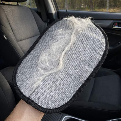 El guante lleno del pelo que sacó del asiento del coche