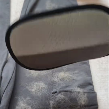El guante quita el pelo de un pantalón oscuro